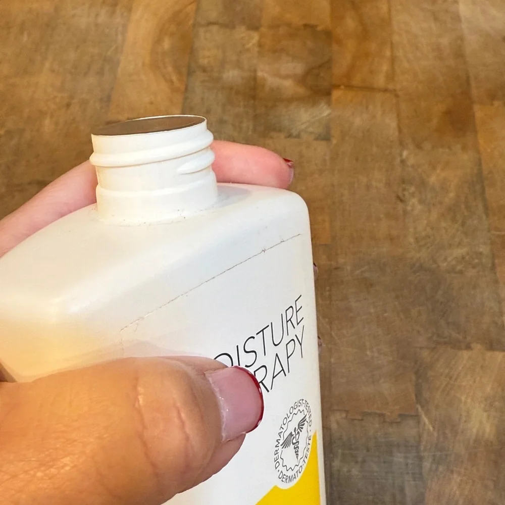Avon Moisture Therapy Ultra Hydration Body Lotion 16.9 White Yellow Bottle NEW
